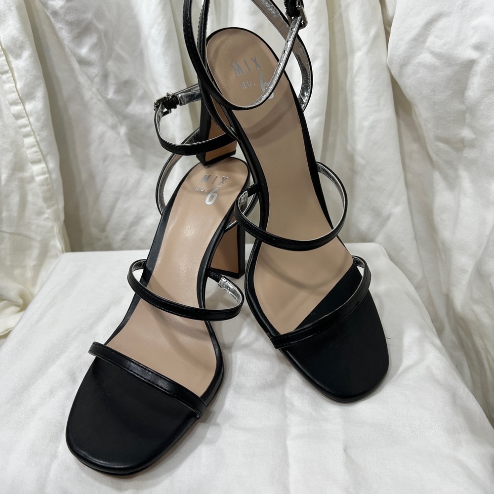 MIX# 6 LADYS STRAP SHOES SIZE 10 M BLACK ANKLE STRAPS. IN GREAT TO EXCE☑️VEN02